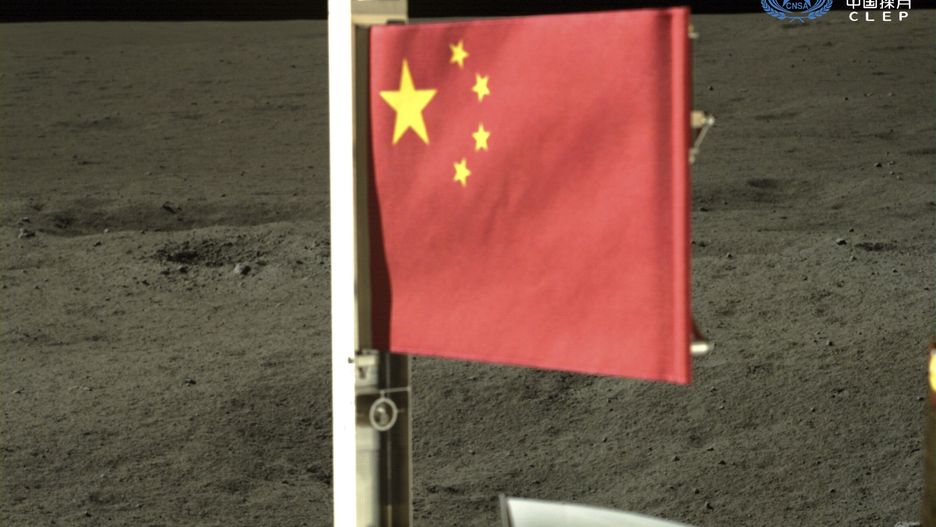 Sonda kosmiczna Chang'e-6 rozwinęła na Księżycu chińską flagę