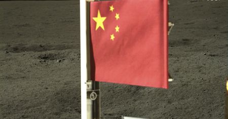 Chiny rozwijają flagę na Księżycu. Mocarstwo świętuje sukces