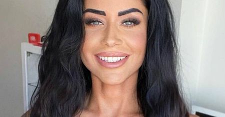 Stella z "Love Island" pokazuje byłemu, co stracił? Pozuje topless na środku drogi