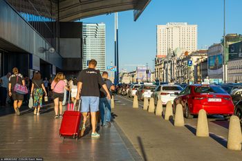 Polacy zostają w domu. W tej branży zaczęły spadać długi