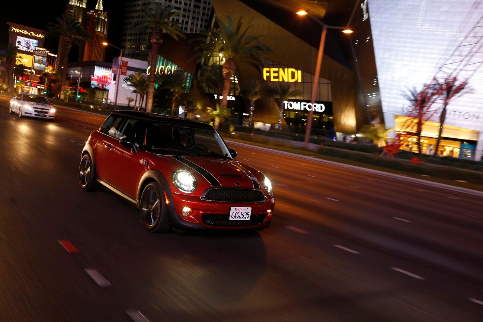 Galeria Mini jako celebracja sprzedaży półmilionowego egzemplarza w USA 220