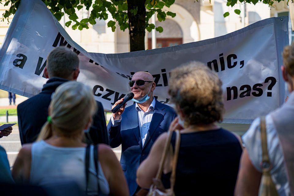 Warszawa. Pod Pałacem Prezydenckim manifestowali w poniedziałek niewidomi i niedowidzący. Domagają się uwagi i systemowych rozwiązań, które pozwolą im funkcjonować niezależnie od osób widzących (Facebook)