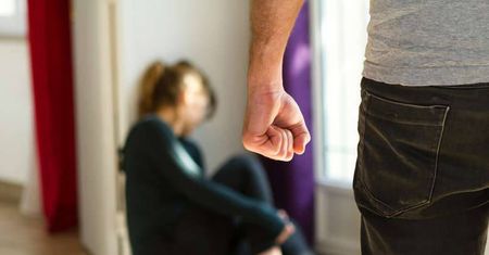 Agresywny syn znęcał się nad matką i groził jej śmiercią. Kobieta zadzwoniła na policję
