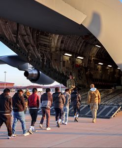 Migranci wsiadają na pokład. "Rozpoczęły się loty deportacyjne" z USA