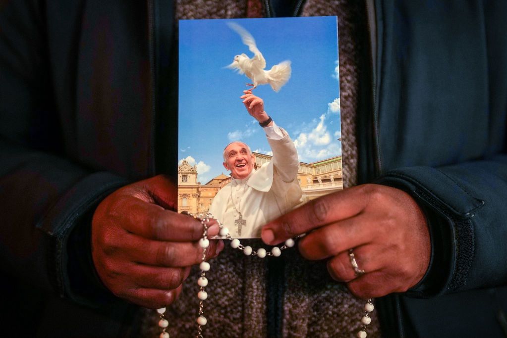 Franciszek nadal w szpitalu. Ogłoszono jego rozważania na Anioł Pański