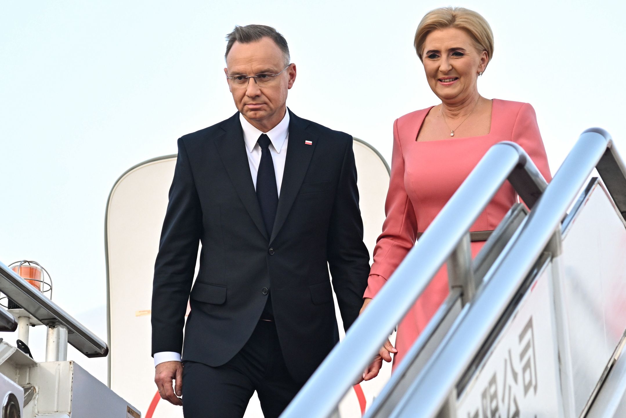 Pekin, Chiny, 22.06.2024. Prezydent RP Andrzej Duda (L) i pierwsza dama Agata Kornhauser-Duda (P) na lotnisku w Pekinie, 22 bm. Prezydent RP rozpoczyna zaplanowaną do 26 czerwca wizytę w Chinach, podczas której m.in. spotka się z przywódcą tego kraju Xi Jinpingiem, premierem Li Qiangiem, wygłosi przemówienie na forach ekonomicznych w Dalian i Szanghaju, a także wręczy odznaczenia w ambasadzie RP. (aldg) PAP/Radek Pietruszka