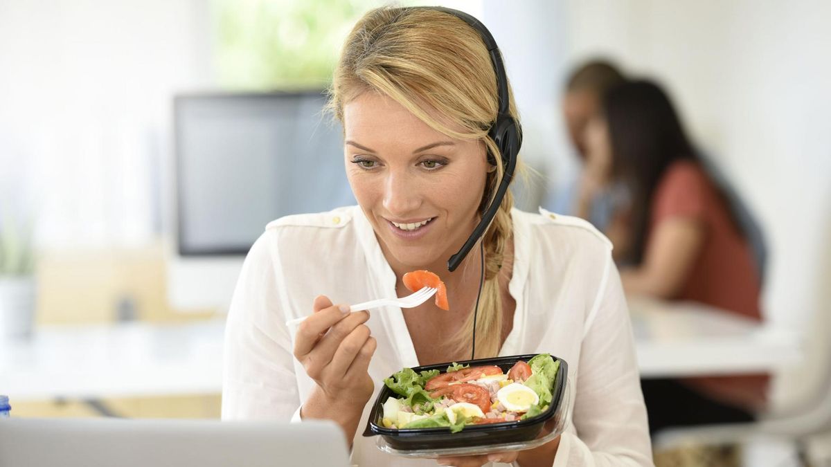 Jedzenie przy biurku ma wiele negatywnych konsekwencji dla zdrowia