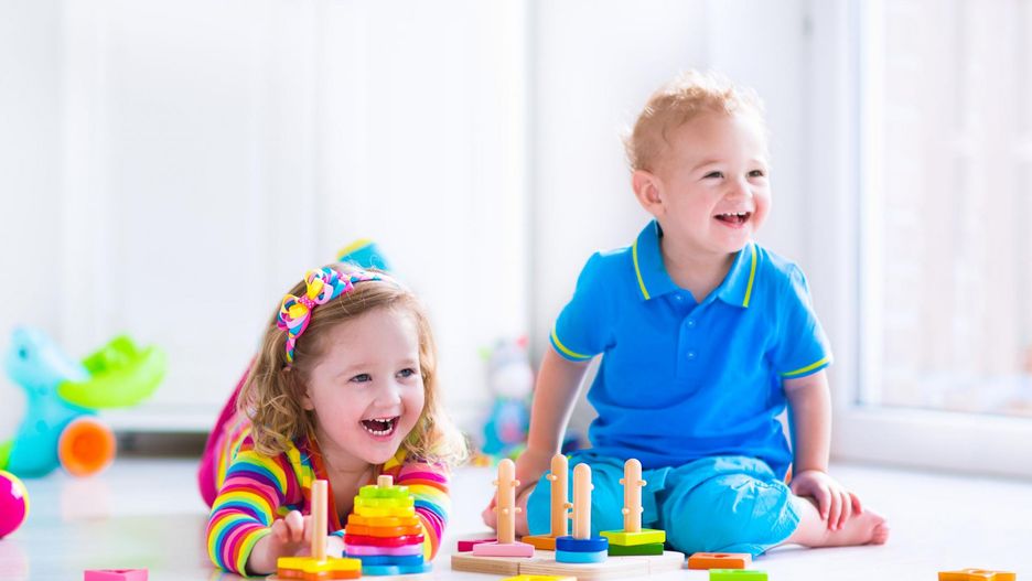 Dzieci bawiace się zabawkami