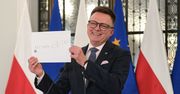 W ważnych dokumentach nagle coś znalazł. Szymon Hołownia się wzruszył