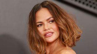 Chrissy Teigen reaguje na wpis zbulwersowanego fana, że kąpie się z dziećmi "W BRUDNEJ WODZIE": "To mleko kokosowe, WYLUZUJ"