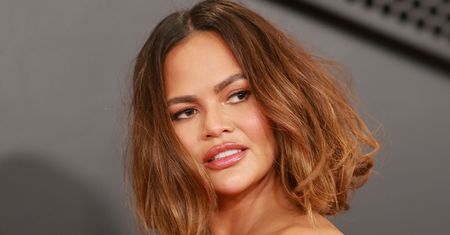 Chrissy Teigen reaguje na wpis zbulwersowanego fana, że kąpie się z dziećmi "W BRUDNEJ WODZIE": "To mleko kokosowe, WYLUZUJ"