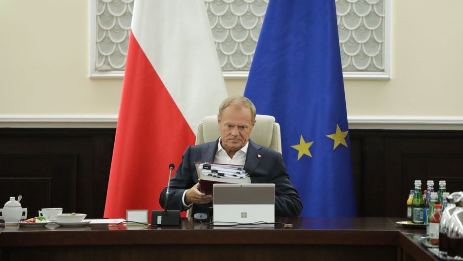 Donald Tusk
Warszawa, 03.09.2024. Premier Donald Tusk podczas posiedzenia rz�du w siedzibie KPRM w Warszawie, 3 bm. Ministrowie zajmuj� si� m.in. projektem ustawy o dochodach jednostek samorz�du terytorialnego, kt�ry zak�ada, �e od przysz�ego roku dochody samorz�d�w z PIT i CIT b�d� liczone jako procent od dochod�w podatnik�w z terenu danej JST. (amb) PAP/Tomasz Gzell
Tomasz Gzell
Kancelaria Prezesa Rady Ministr�w, kprm, polityk polityka, posiedzenie, Prezes Rady Ministr�w, Rada Ministr�w, rz�d, rz�d Tuska, rz�du, rz�du Tuska, szef rz�du, posiedzenie posiedzenia