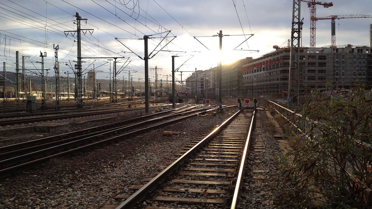 Gleisvorfeld Bahnhof Stuttgart
(GERMANY OUT) oberirdisches Gleisvorfeld Kopfbahnhof Stuttgart neben Neubaugebiet Europaviertel  (Photo by Allgaier/ullstein bild via Getty Images)
ullstein bild
gleise, bahngleise
