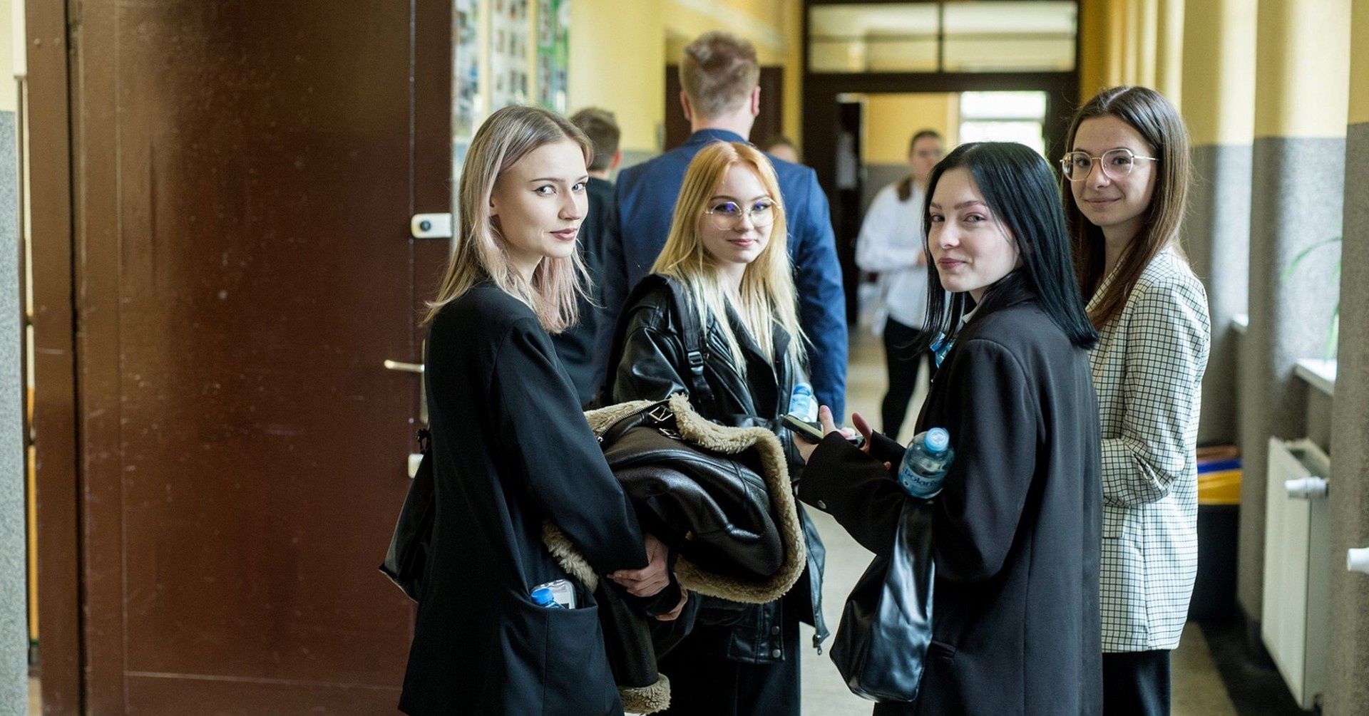 Zobacz naszą galerię najpopularniejszych kierunków studiów na Uniwersytecie Wrocławskim. Może znajdziesz wśród nich coś dla siebie? Zaczynamy wyliczanie od 2,78 osób na jedno miejsce. Na najpopularniejsze kierunki chętnych jest znacznie więcej – od 8 do nawet 16 osób.