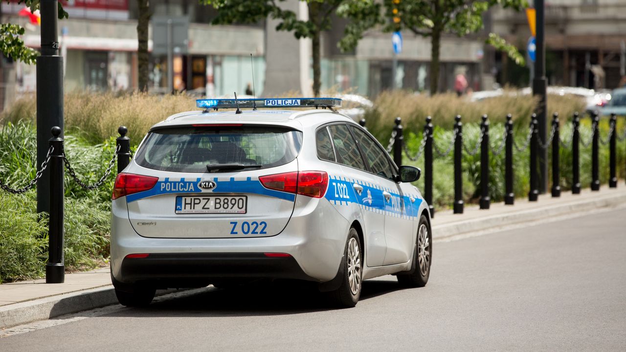 Jelenia Góra. 7-latek w samej bieliźnie chodził w nocy po ulicy. Pomogli mu policjanci