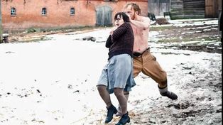 Cios w podbrzusze. Scena zbiorowego gwałtu szokuje widzów do dziś