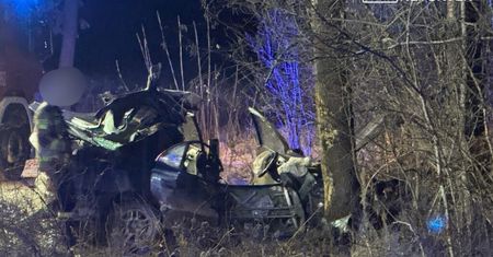 Tragiczny wypadek pod Warszawą. Kierowca wjechał w drzewo. Jedna osoba zginęła