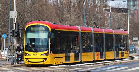 Poważny wypadek w Warszawie. Kobieta wpadła pod tramwaj