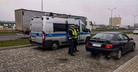 Śmierć małego miasta przez powietrze. Wiadomo, jak przyczyniają się do tego auta