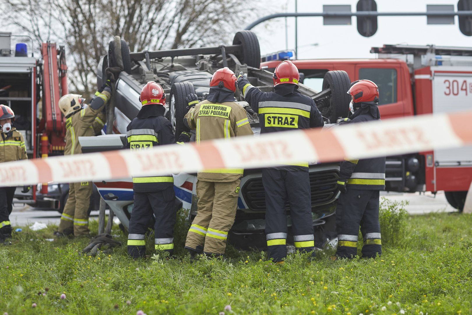 Karetka zderzyła się z peugeotem. Kierowca ambulansu zignorował czerwone światło