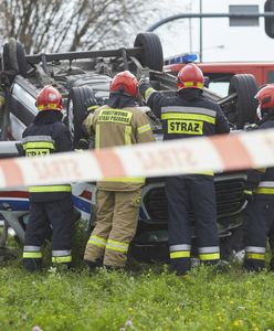 Karetka zderzyła się z peugeotem. Kierowca ambulansu zignorował czerwone światło