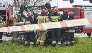 Karetka zderzyła się z peugeotem. Kierowca ambulansu zignorował czerwone światło