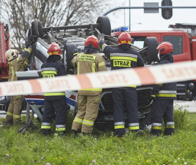 Karetka zderzyła się z peugeotem. Kierowca ambulansu zignorował czerwone światło