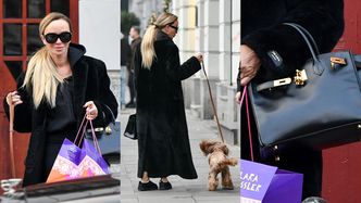 Wyposażona w dizajnerskie laczki i torebkę za 50 tys. zł Joanna Przetakiewicz przemierza z pieskiem stołeczne uliczki (ZDJĘCIA)