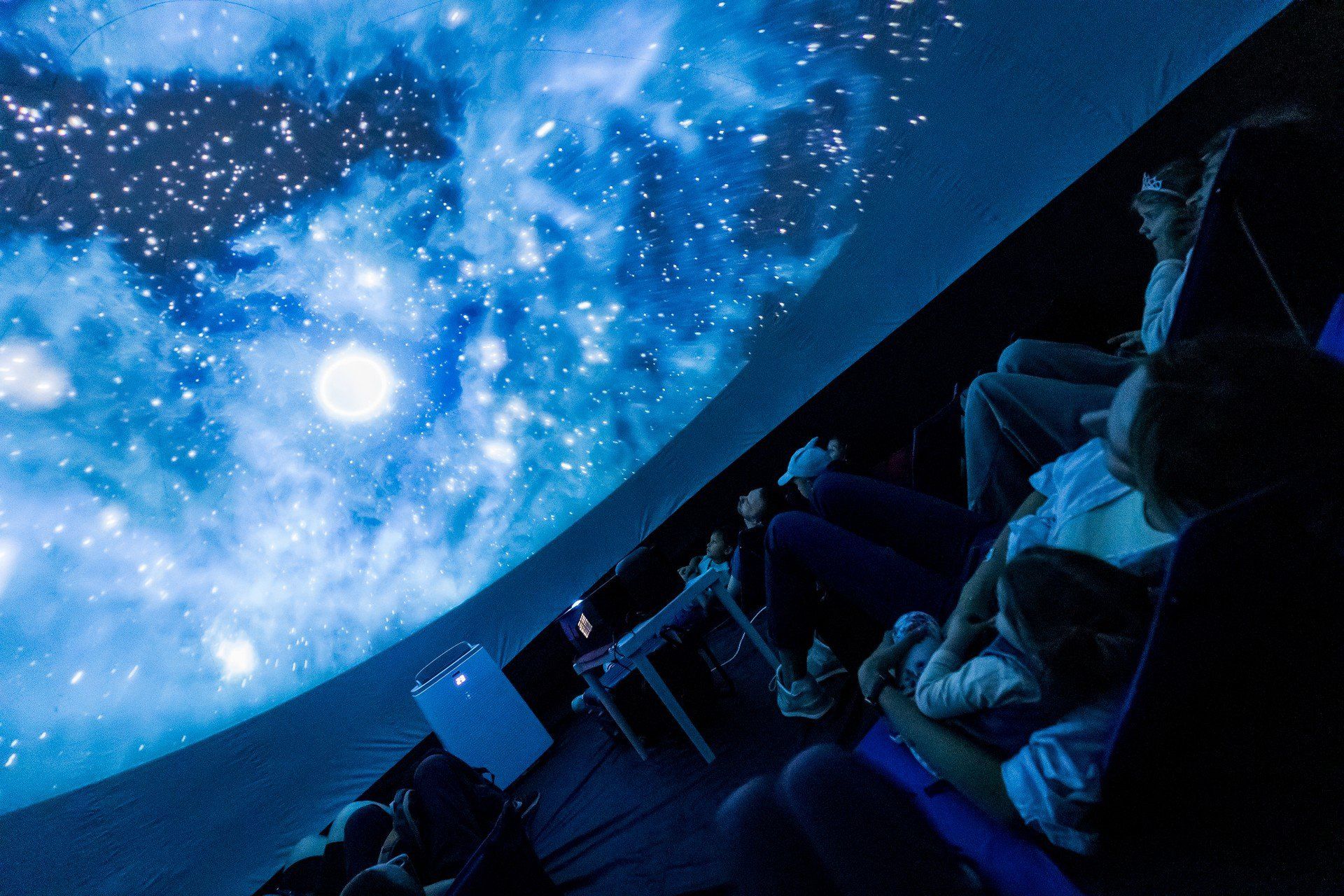 Mobilne planetarium Kopernika w Jaworze i kosmiczne atrakcje w Legnicy