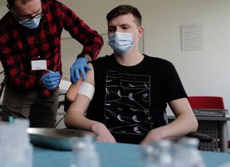 Szczepienia w zakładach pracy. Szczegóły w przyszłym tygodniu