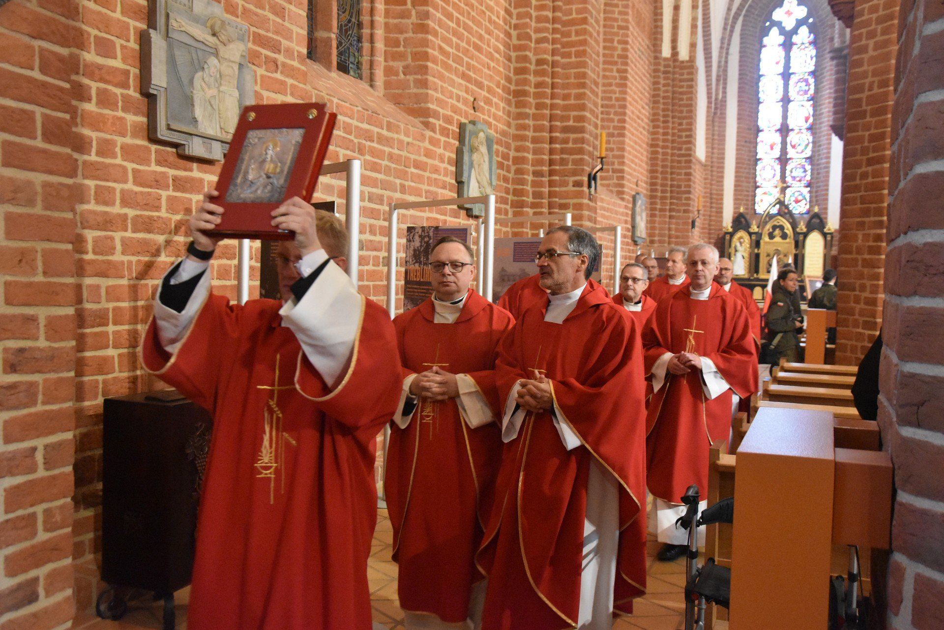 Tablica pamiątkowa zawisła na zewnętrznej części muru katedralnego prezbiterium.
