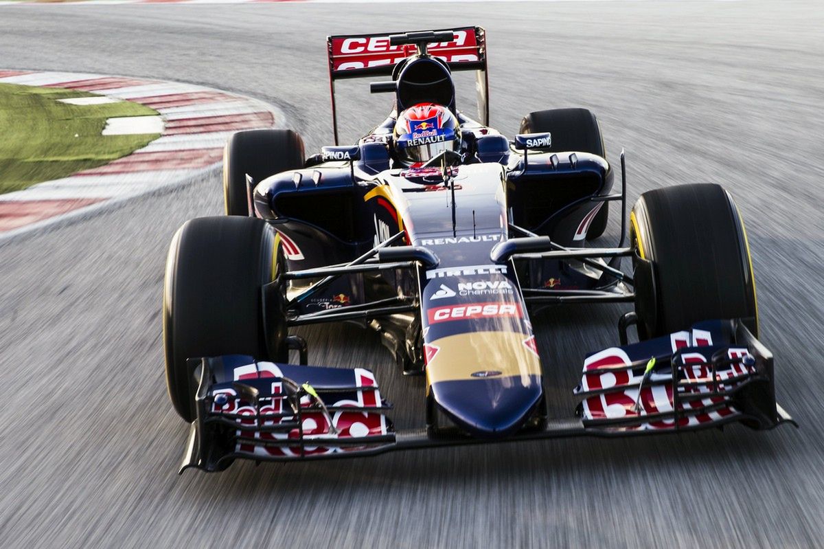 Toro Rosso STR10 przed Red Bullem