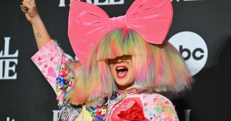 Sia pokazała się na imprezie u Kardashianek pierwszy raz po LIPOSUKCJI! (FOTO)
