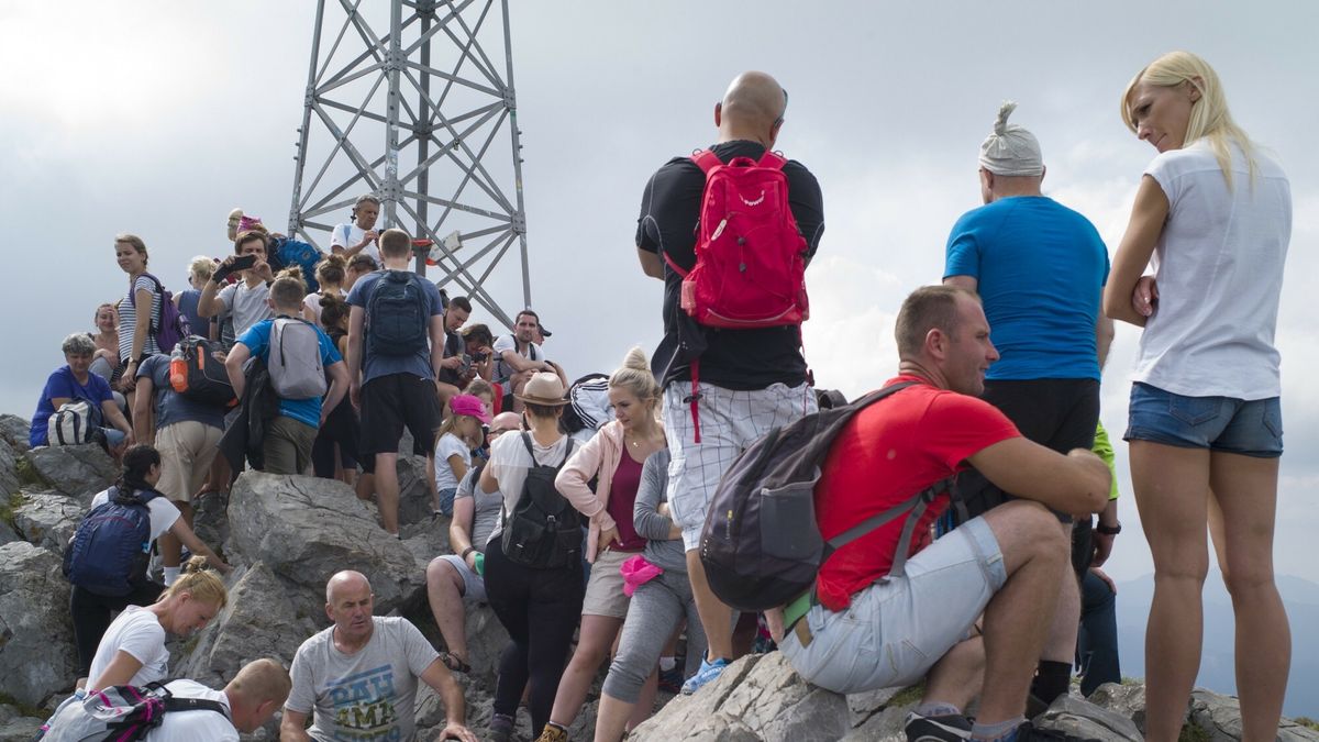 reporter_stock
09.09.2016  Tatry n/z  Giewont tlok na szczycie fot. Andrzej Iwanczuk/REPORTER
Andrzej Iwanczuk/REPORTER