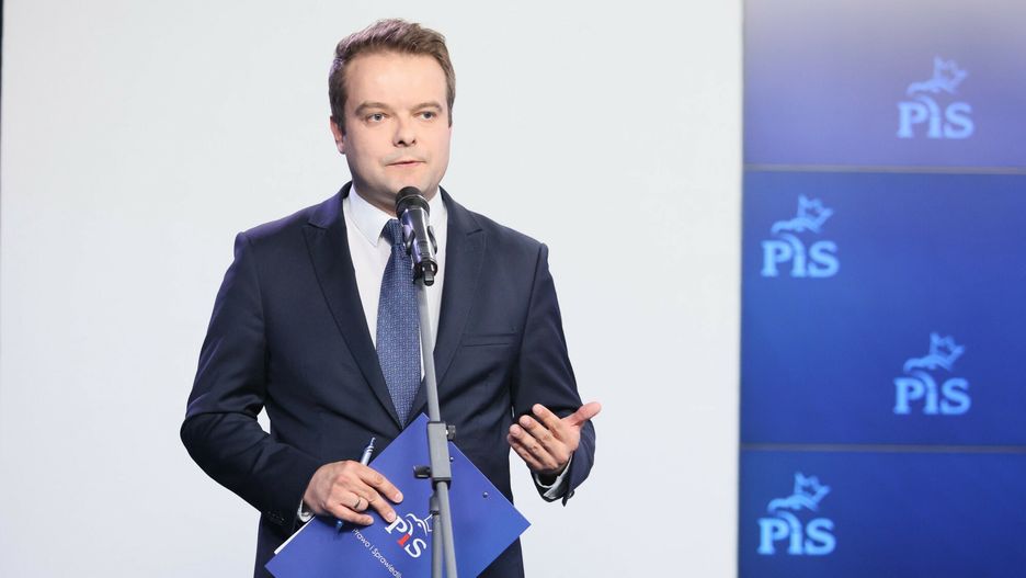 Konferencja PiS na Nowogrodzkiej
Fot. Mateusz Grochocki/East News, Warszawa, 30.05.2023.Konferencja prasowa rzecznika PiS Rafala Bochenka (n/z), posla Marka Asta i ministra Krzysztofa Szczuckiego, w siedzibie partii Prawo i Sprawiedliwosc przy Nowogrodzkiej.
Mateusz Grochocki