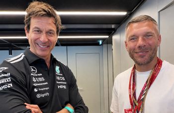 Toto Wolff i Lukas Podolski pogadali sobie po polsku. Nagranie hitem sieci