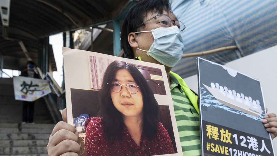 Families of arrested people gather at Liaison Office as trial starts in Shenzhen
epa08907258 A pro-democracy activist stands near the Liaison Office of the Central People's Government in the Hong Kong Special Administrative Region department as he holds up a signs in support of Chinese citizen journalist Zhang Zhan who has been sentence to four years in prison and the 12 arrested people in China in Hong Kong, China, 28 December 2020. The 12 people have been detained for over 130 days after they were intercepted at the sea in August as they allegedly tried to flee from Hong Kong to Taiwan by speedboat.  EPA/MIGUEL CANDELA 
Dostawca: PAP/EPA.
MIGUEL CANDELA