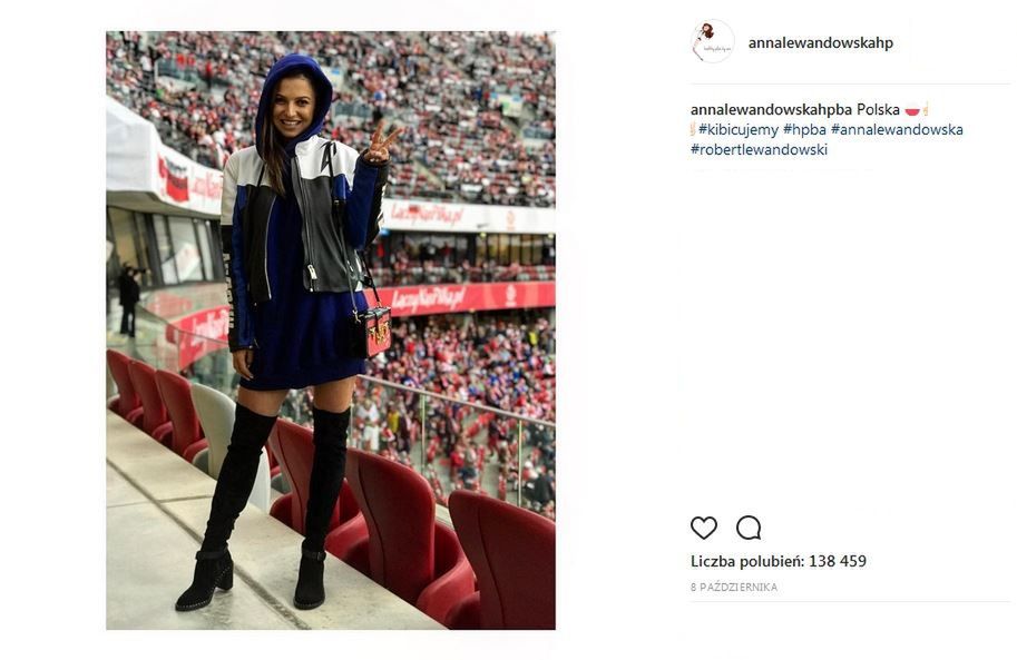 Anna Lewandowska wybrała niebieską bluzę z kapturem oraz wysokie czarne kozaki