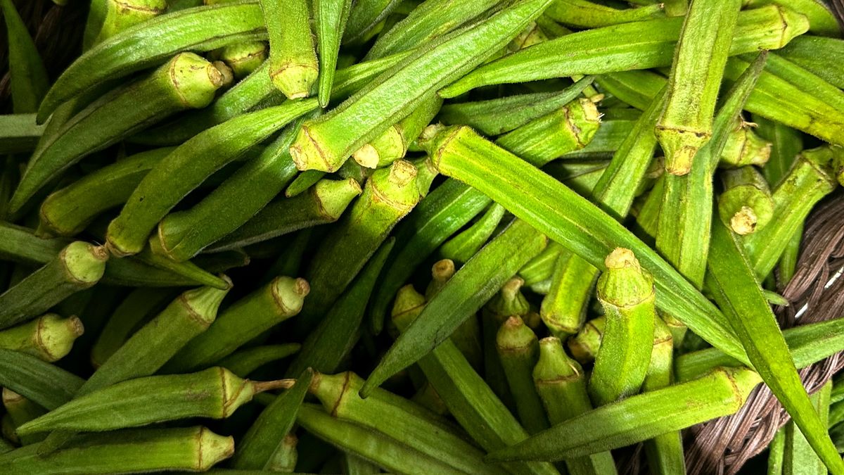 Okra to warzywo, które może wzbogacić codzienną dietę błonnikiem, witaminami i cennymi związkami roślinnymi.
