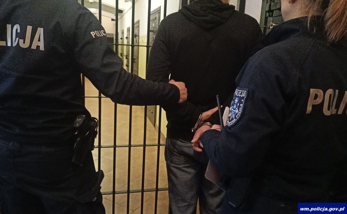 Ełk: Nietrzeźwy turysta zniszczył drzwi w domu jednorodzinnym