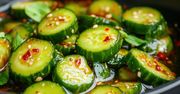 Te ogórki z chili możesz jeść już następnego dnia. Nie znam lepszego dodatku do obiadu