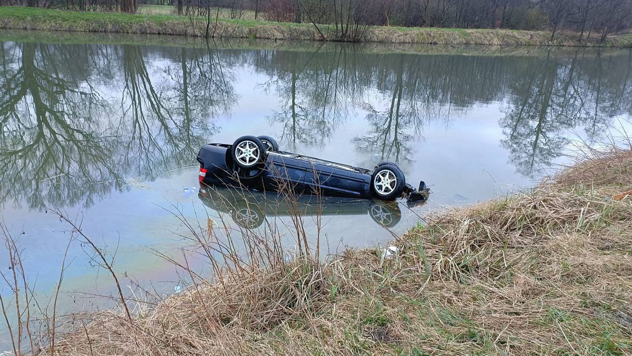 Volvo wylądowało w stawie. Pijany nastolatek za kierownicą