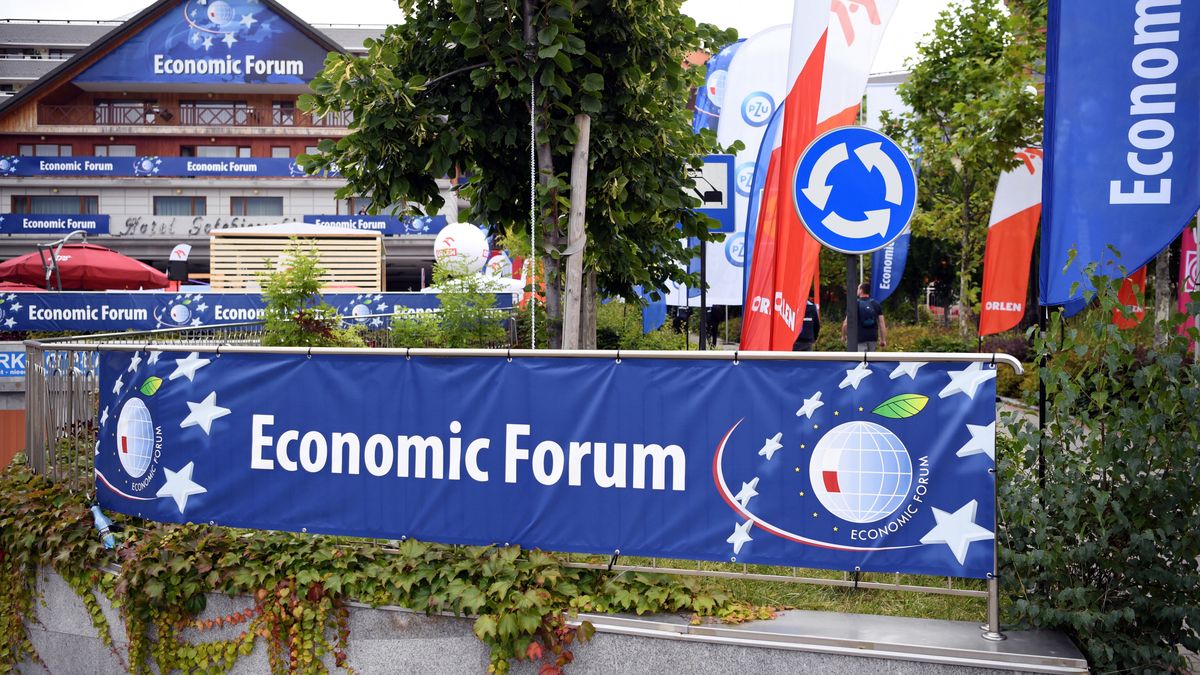 Karpacz, 07.09.2021. Przygotowania do XXX Forum Ekonomicznego w Karpaczu, 7 bm. Pierwszy dzień XXX edycji Forum Ekonomicznego odbędzie się pod hasłem "Europa w poszukiwaniu przywództwa" w Hotelu Gołębiewski w Karpaczu. Forum Ekonomiczne to 200 wydarzeń, m.in. paneli dyskusyjnych, konferencji, w których ma wziąć udział blisko 3 tys. uczestników z Polski, Europy, Azji a także USA. (sko) PAP/Darek Delmanowicz