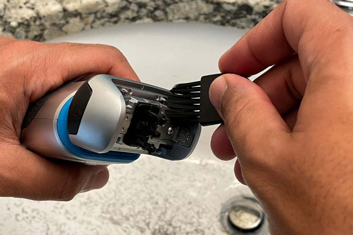 Jak wyczyścić golarkę elektryczną w najprostszy sposób?