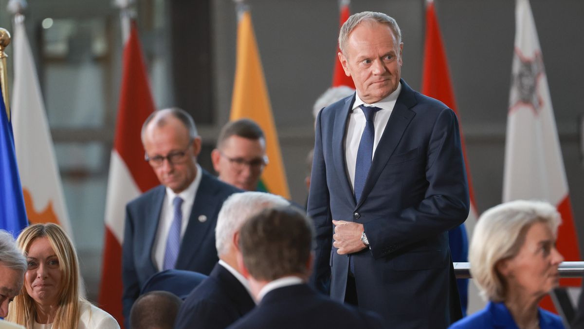 Polish Prime Minister Donald Tusk prepares for a family picture during a formal meeting of the members of the European Council in Brussels, Belgium, 19 March 2026. Leaders are expected to discuss the situation in the Middle East and Iran, continued support for Ukraine, European competitiveness, defence readiness and migration amid rising geopolitical and economic tensions. EPA/OLIVIER HOSLET Dostawca: PAP/EPA.