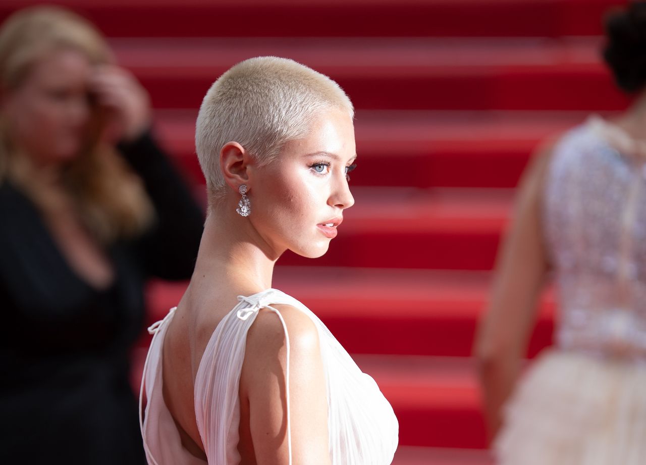 Iris Law zachwyciła fryzurą w Cannes. Jest odważna i oryginalna