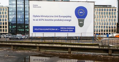 Ponad 12 milionów na antyunijną kampanię. "Gwiazdki kazali domalować u Sasina"