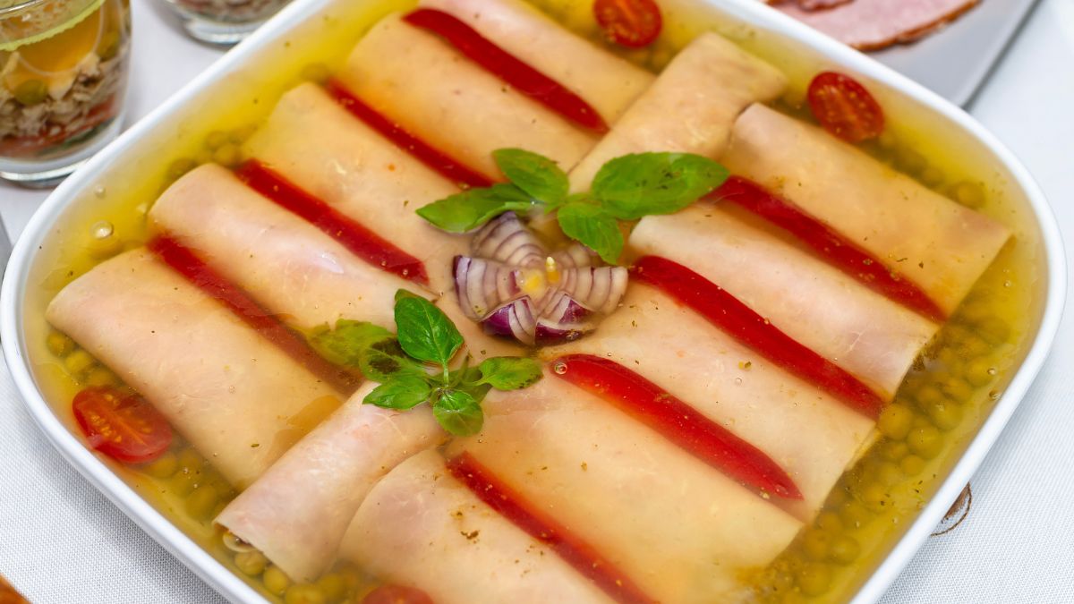 Roladki w galarecie są popularną przekąską wielkanocną w Polsce