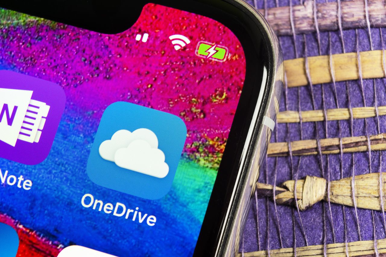 OneDrive, czyli dysk w chmurze. 1 TB miejsca na zdjęcia i dane. W pakiecie rodzinnym to aż 6 TB powierzchni dla 6 osób. Każdy użytkownik może korzystać ze swojej licencji na 5 dowolnych urządzeniach.