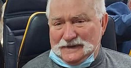 Wałęsa wszedł do samolotu. Takiej reakcji pasażerów się nie spodziewał